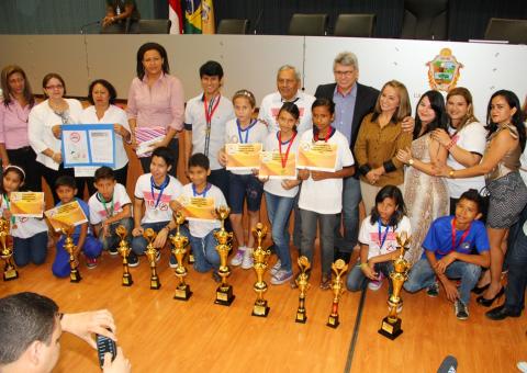 Prefeitura premia vencedores dos concursos de Tabagismo e Dengue